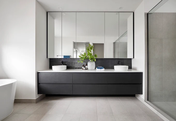 Luxe badkamer met dubbele wastafel in Zandhoven